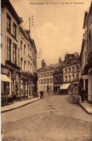 On se trouve en haut de la rue en venant de la place Victor Hugo, il y avait aussi dans cette rue de nombreuses petites boutiques.